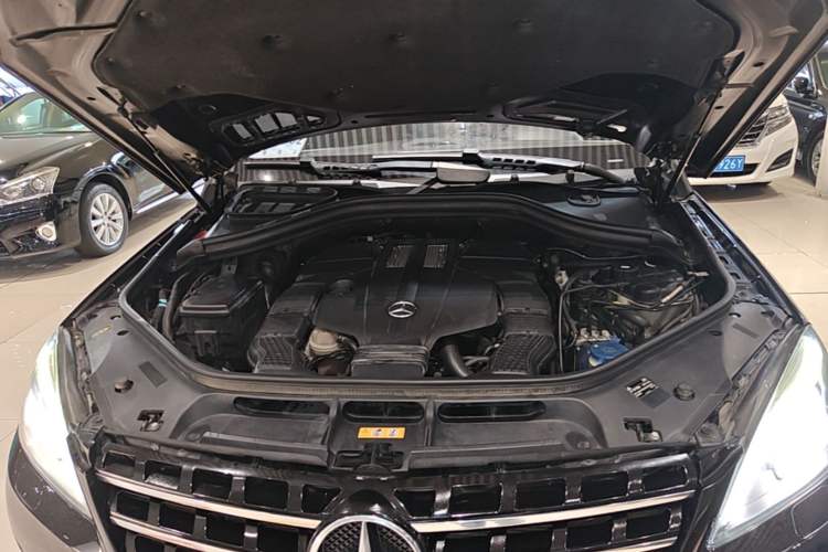 Used Mercedes-Benz M-Class 2014 ML 400 4MATIC Luxury Model Engine Bay