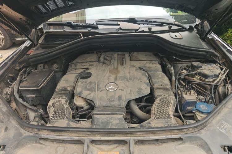 Used Mercedes-Benz M-Class 2014 ML 400 4MATIC Luxury Model Engine Bay