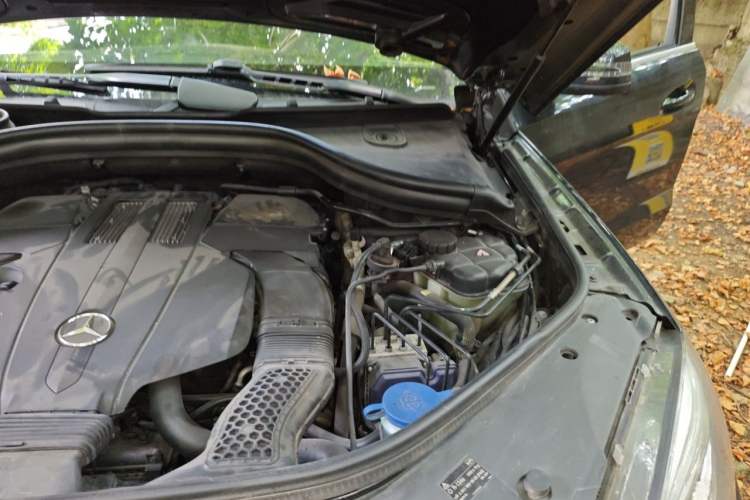 Used Mercedes-Benz M-Class 2014 ML 400 4MATIC Luxury Model Engine Bay Left