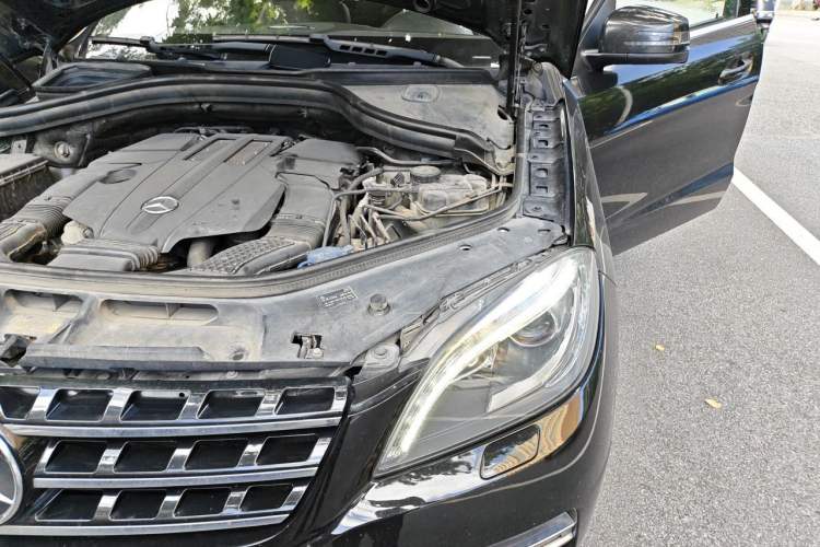 Used Mercedes-Benz M-Class 2014 ML 400 4MATIC Luxury Model Engine Bay Left