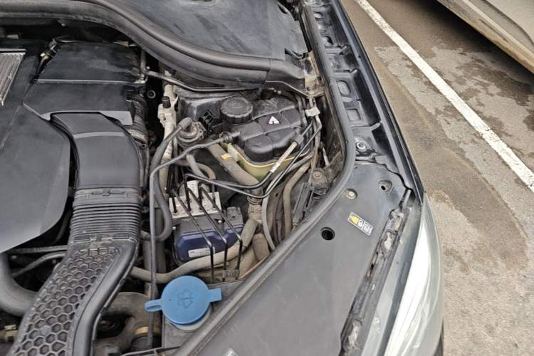 Used Mercedes-Benz M-Class 2014 ML 320 4MATIC Engine Bay Left