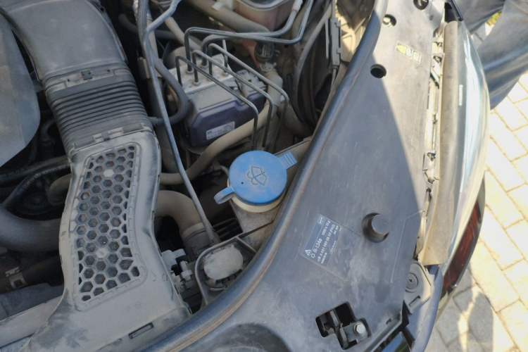 Used Mercedes-Benz M-Class 2014 ML 320 4MATIC Engine Bay Left