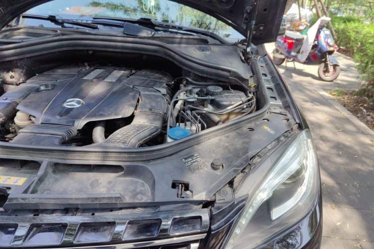Used Mercedes-Benz M-Class 2014 ML 320 4MATIC Engine Bay Left