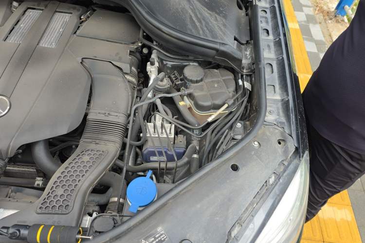 Used Mercedes-Benz M-Class 2014 ML 400 4MATIC Luxury Model Engine Bay Left