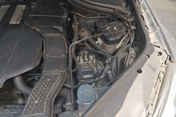Used Mercedes-Benz M-Class 2014 ML 400 4MATIC Luxury Model Engine Bay Left
