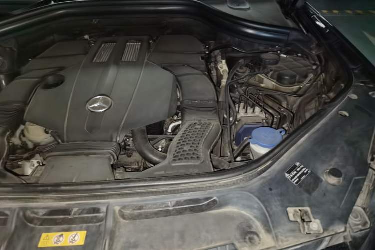 Used Mercedes-Benz M-Class 2014 ML 320 4MATIC Engine Bay Left