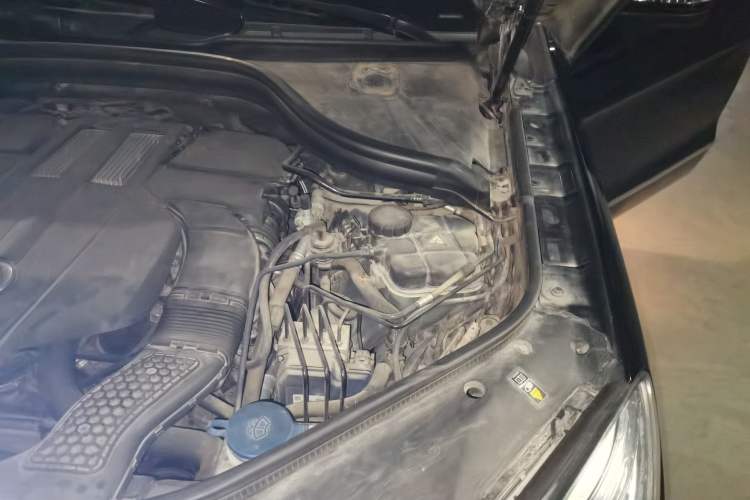 Used Mercedes-Benz M-Class 2014 ML 320 4MATIC Engine Bay Left