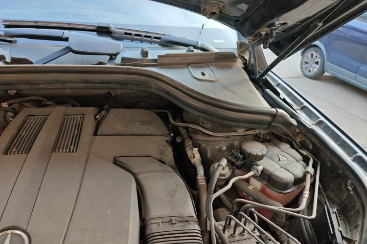 Used Mercedes-Benz M-Class 2014 ML 400 4MATIC Luxury Model Engine Bay Left