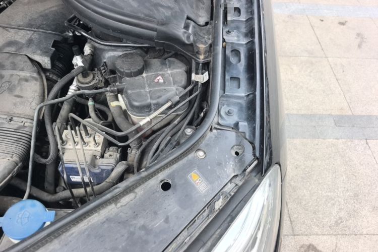 Used Mercedes-Benz M-Class 2014 ML 400 4MATIC Luxury Model Engine Bay Left