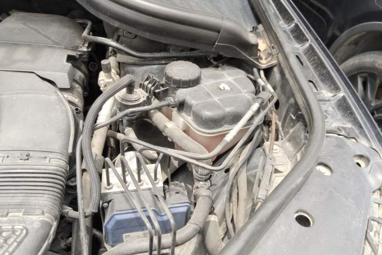 Used Mercedes-Benz M-Class 2014 ML 320 4MATIC Engine Bay Left