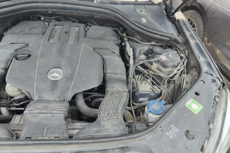 Used Mercedes-Benz M-Class 2014 ML 320 4MATIC Engine Bay Left