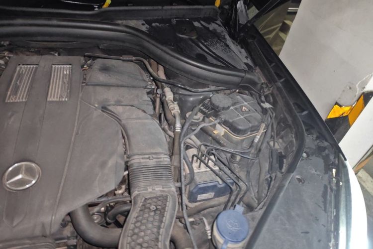 Used Mercedes-Benz M-Class 2014 ML 320 4MATIC Engine Bay Left