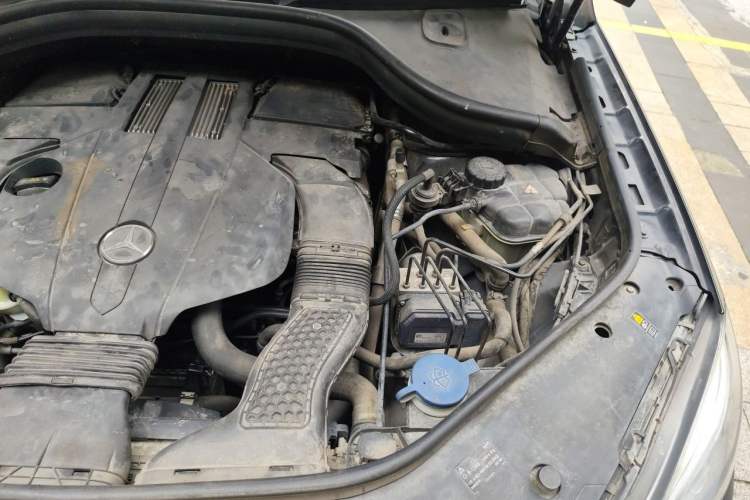 Used Mercedes-Benz M-Class 2014 ML 320 4MATIC Engine Bay Left