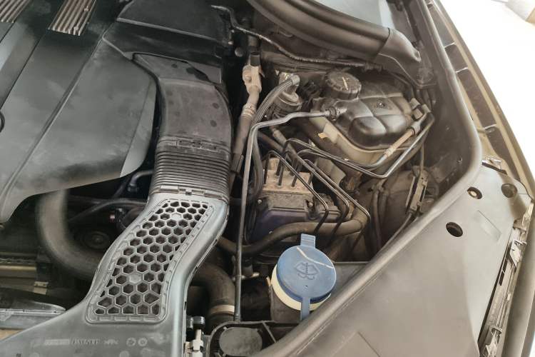 Used Mercedes-Benz M-Class 2014 ML 400 4MATIC Luxury Model Engine Bay Left
