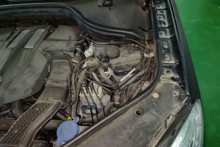 Used Mercedes-Benz M-Class 2014 ML 400 4MATIC Luxury Model Engine Bay Left