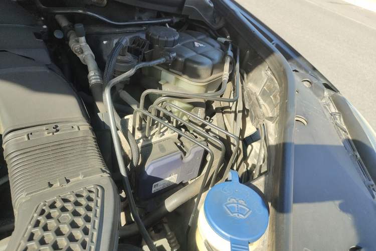 Used Mercedes-Benz M-Class 2014 ML 400 4MATIC Dynamic Model Engine Bay Left