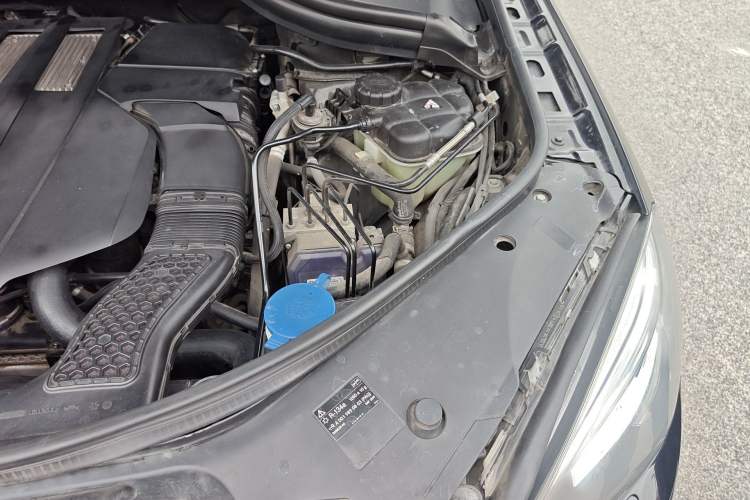Used Mercedes-Benz M-Class 2014 ML 400 4MATIC Luxury Model Engine Bay Left
