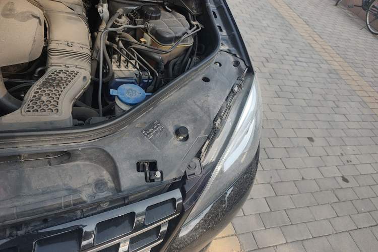 Used Mercedes-Benz M-Class 2014 ML 320 4MATIC Engine Bay Left