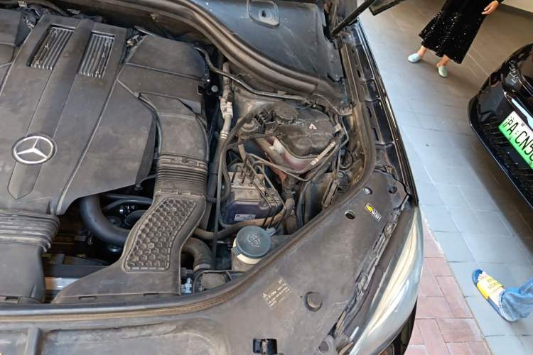 Used Mercedes-Benz M-Class 2014 ML 320 4MATIC Engine Bay Left