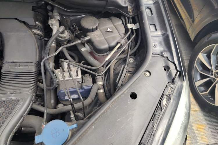 Used Mercedes-Benz M-Class 2014 ML 400 4MATIC Luxury Model Engine Bay Left