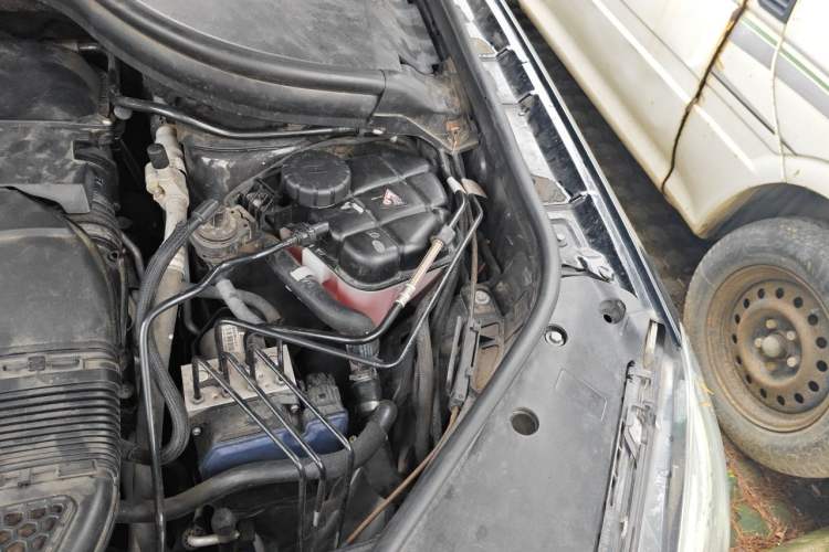Used Mercedes-Benz M-Class 2014 ML 320 4MATIC Engine Bay Left