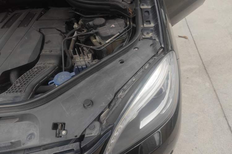 Used Mercedes-Benz M-Class 2014 ML 320 4MATIC Engine Bay Left