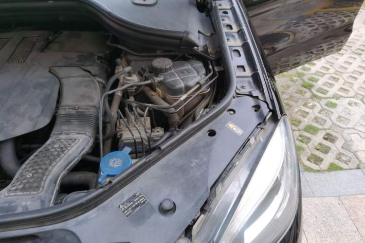 Used Mercedes-Benz M-Class 2014 ML 320 4MATIC Engine Bay Left