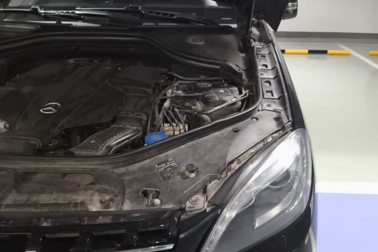 Used Mercedes-Benz M-Class 2014 ML 320 4MATIC Engine Bay Left