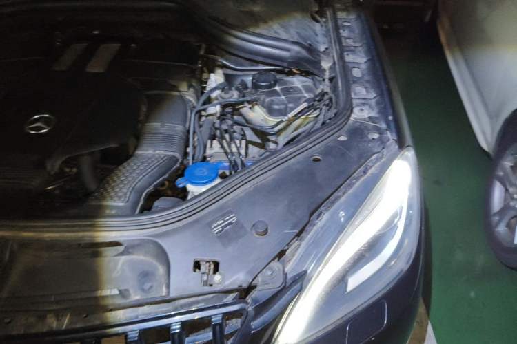 Used Mercedes-Benz M-Class 2014 ML 320 4MATIC Engine Bay Left