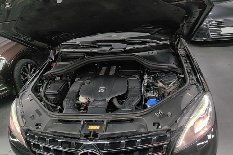 Used Mercedes-Benz M-Class 2014 ML 400 4MATIC Luxury Model Engine Bay