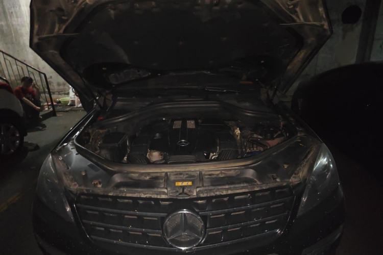 Used Mercedes-Benz M-Class 2014 ML 400 4MATIC Luxury Model Engine Bay