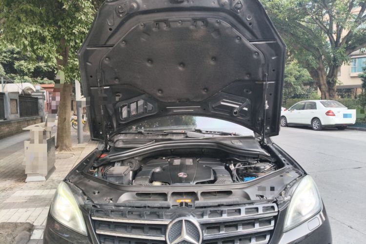 Used Mercedes-Benz M-Class 2014 ML 400 4MATIC Luxury Model Engine Bay