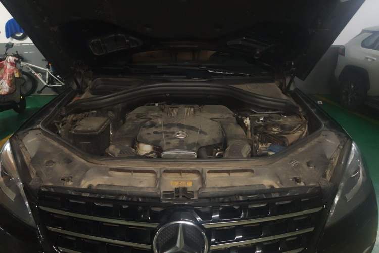 Used Mercedes-Benz M-Class 2014 ML 400 4MATIC Luxury Model Engine Bay