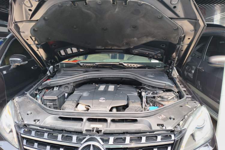 Used Mercedes-Benz M-Class 2014 ML 320 4MATIC Engine Bay