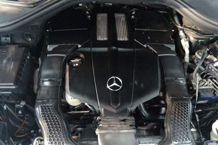 Used Mercedes-Benz M-Class 2014 ML 400 4MATIC Dynamic Model Engine Bay