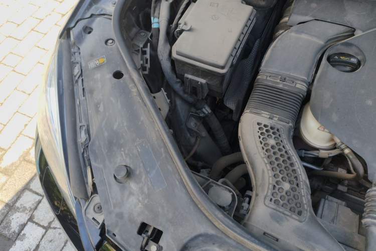 Used Mercedes-Benz M-Class 2014 ML 320 4MATIC Engine Bay Right