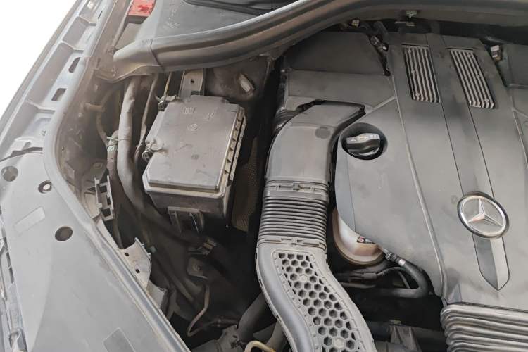 Used Mercedes-Benz M-Class 2014 ML 400 4MATIC Luxury Model Engine Bay Right