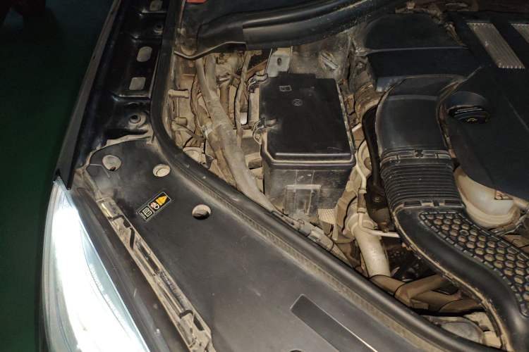 Used Mercedes-Benz M-Class 2014 ML 320 4MATIC Engine Bay Right