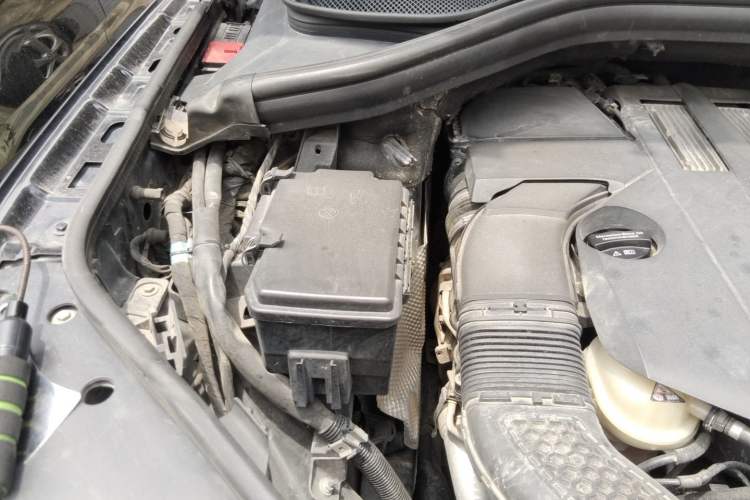 Used Mercedes-Benz M-Class 2014 ML 320 4MATIC Engine Bay Right