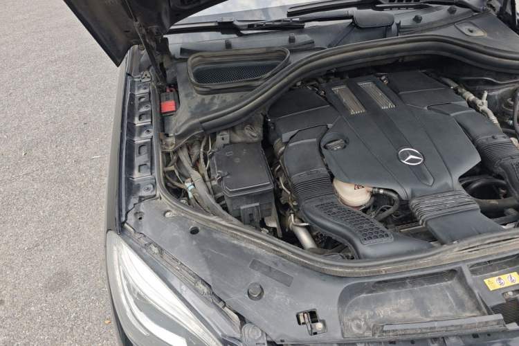 Used Mercedes-Benz M-Class 2014 ML 400 4MATIC Luxury Model Engine Bay Right