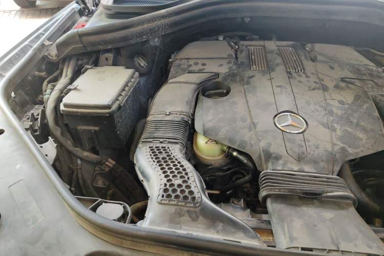 Used Mercedes-Benz M-Class 2014 ML 400 4MATIC Luxury Model Engine Bay Right