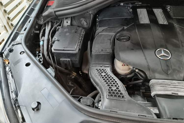 Used Mercedes-Benz M-Class 2014 ML 400 4MATIC Luxury Model Engine Bay Right