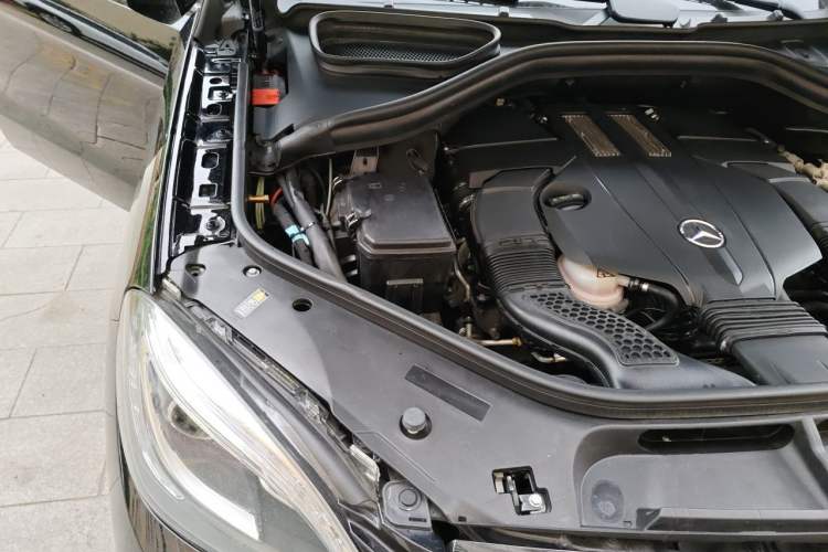 Used Mercedes-Benz M-Class 2014 ML 400 4MATIC Luxury Model Engine Bay Right