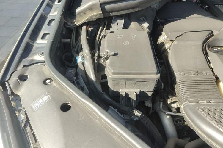 Used Mercedes-Benz M-Class 2014 ML 400 4MATIC Dynamic Model Engine Bay Right