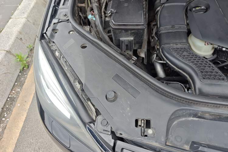 Used Mercedes-Benz M-Class 2014 ML 400 4MATIC Luxury Model Engine Bay Right