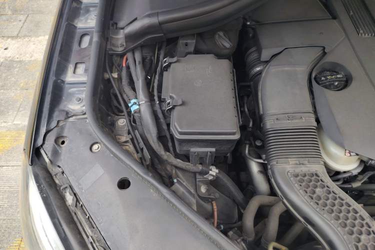 Used Mercedes-Benz M-Class 2014 ML 400 4MATIC Luxury Model Engine Bay Right