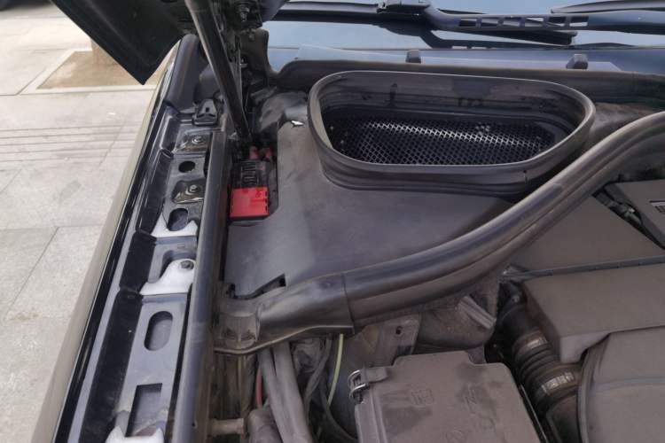 Used Mercedes-Benz M-Class 2014 ML 400 4MATIC Luxury Model Engine Bay Right