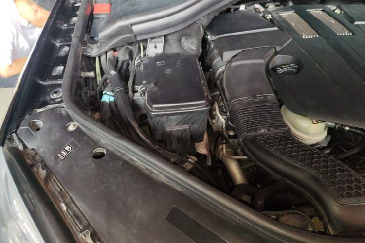 Used Mercedes-Benz M-Class 2014 ML 400 4MATIC Luxury Model Engine Bay Right