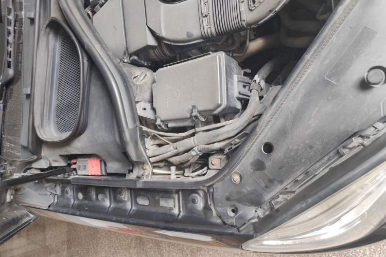 Used Mercedes-Benz M-Class 2014 ML 400 4MATIC Luxury Model Engine Bay Right