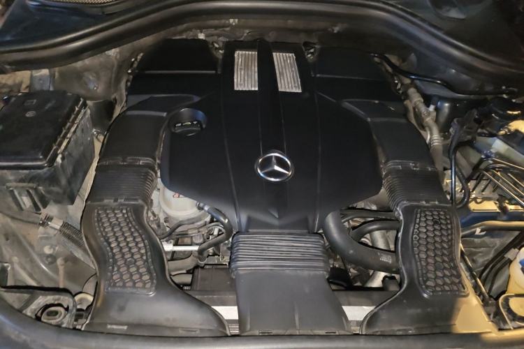 Used Mercedes-Benz M-Class 2014 ML 320 4MATIC Engine Bay